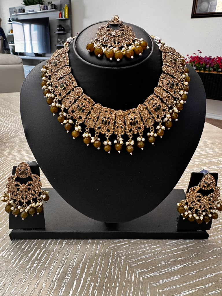 Antique Gold Bridal Jewelry Set – Necklace, Earrings & Maang Tikka