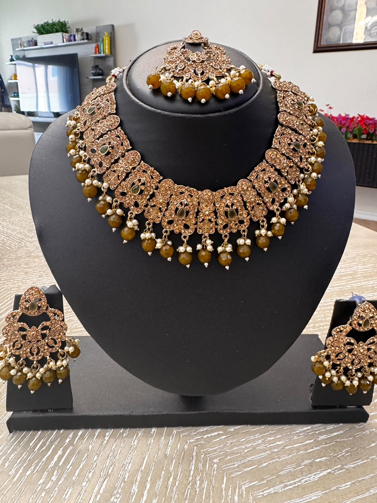 Antique Gold Bridal Jewelry Set – Necklace, Earrings & Maang Tikka
